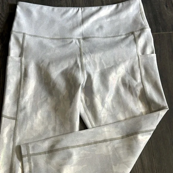 ZYIA silver camo metallic pocket “Light n Tight” women’s size 8/10 - Picture 4 of 7